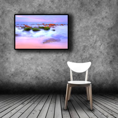 Plazma Tv Oda boş sandalye ile duvara
