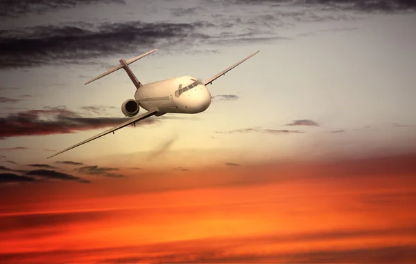 Avião voando nas nuvens — Fotografia de Stock