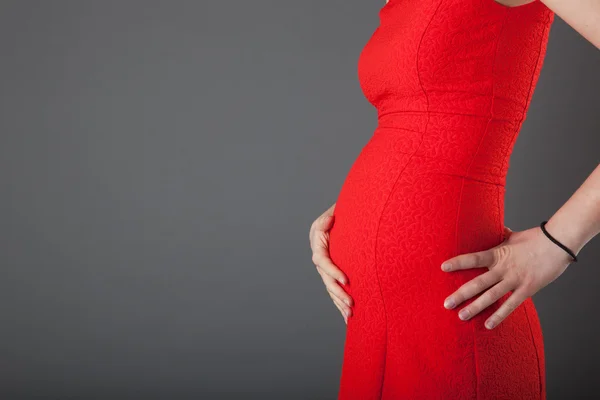 Zwangere vrouw toont haar buik — Stockfoto