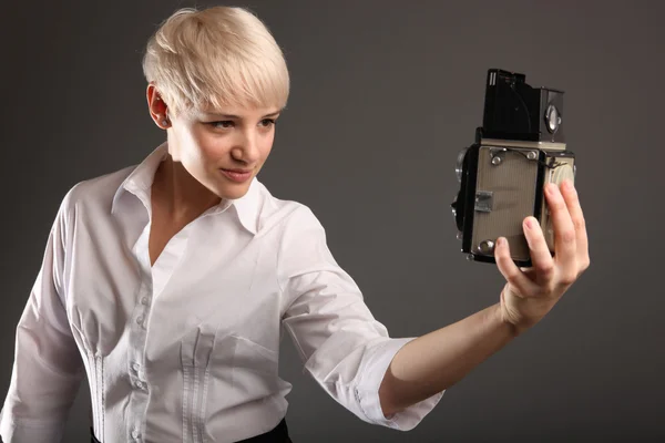 Menina tomando selfie com câmera à moda antiga — Fotografia de Stock