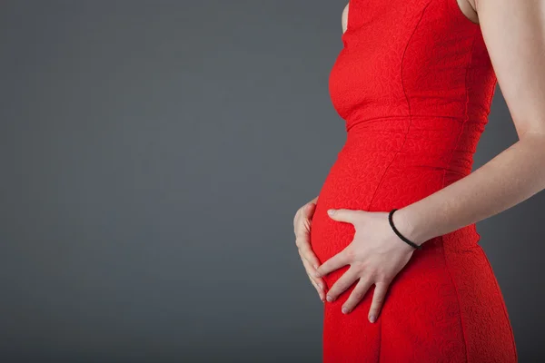 Zwangere vrouw toont haar buik — Stockfoto