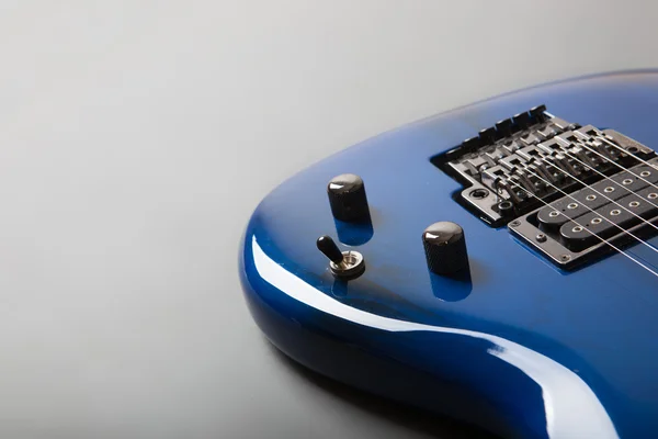 Elektrická kytara na šedém pozadí — Stock fotografie