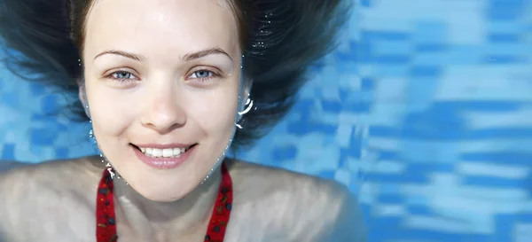 Portrait de th girl dans la piscine — Photo