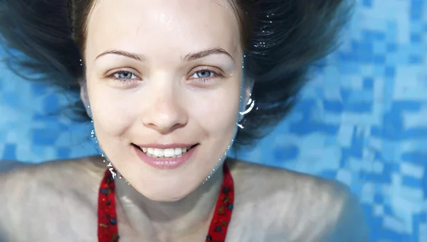 Portrait de th girl dans la piscine — Photo