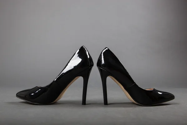 Vysoké černé a lesklé stilleto boty na podpatku — Stock fotografie