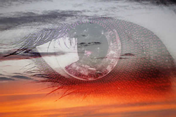 Uma visão do céu - olho claro feminino no conceito de fantasia de nuvens — Fotografia de Stock