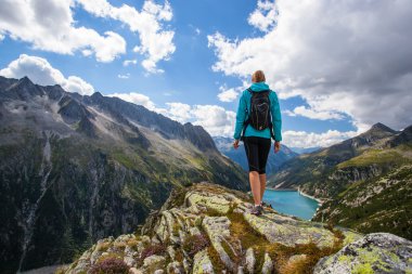 bir dağın tepesinde kadın uzun yürüyüşe çıkan kimse