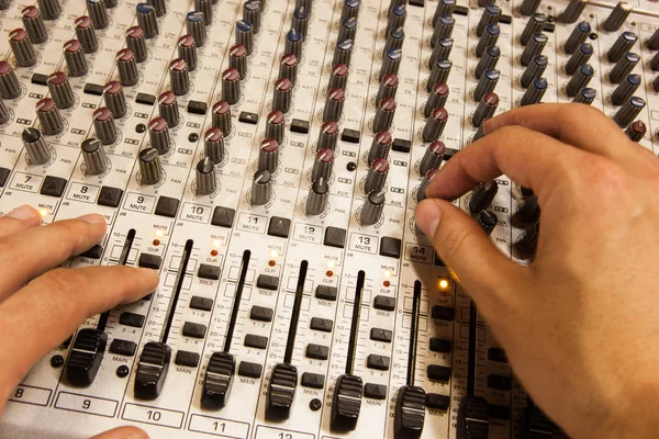 Console di miscelazione audio professionale con fader e manopole di regolazione — Foto Stock