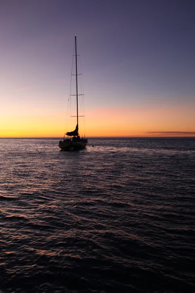 Hermosa puesta de sol con mar azul y cielo — Foto de Stock
