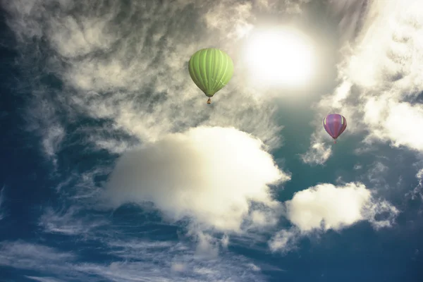 Kolorowy balon wysoki na niebie — Zdjęcie stockowe