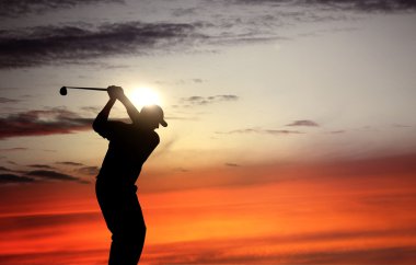 Günbatımı sırasında rekabet etkinlikte oynarken golf golfçü