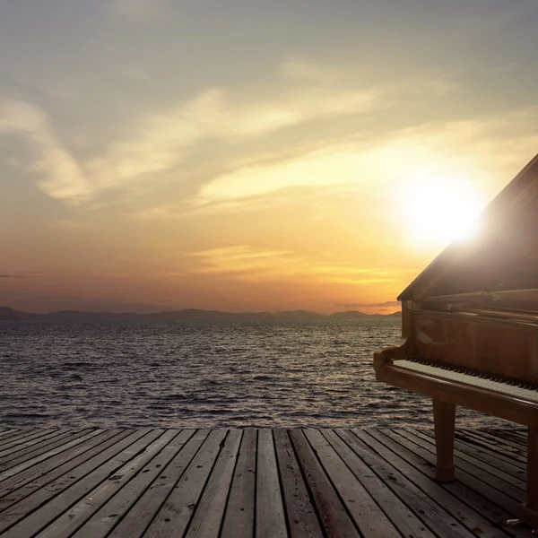 钢琴外围投篮在海的那边 — 图库照片