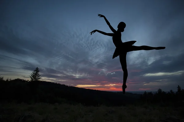 Danseuse de ballet posant au coucher du soleil — Photo