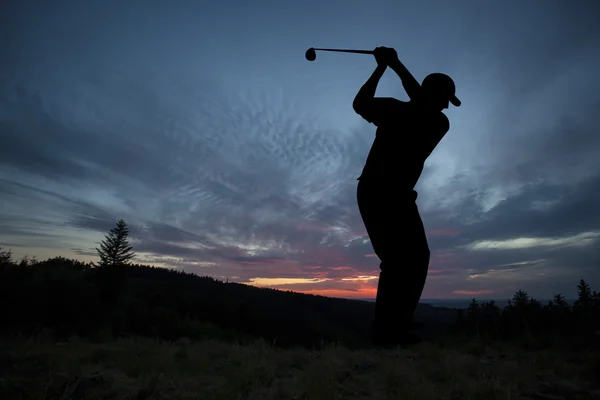 Golfista jogando golfe durante o pôr do sol em evento de competição — Fotografia de Stock