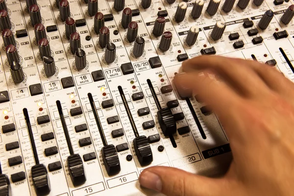 Console de mistura de áudio profissional com faders e botões de ajuste — Fotografia de Stock