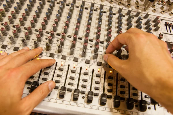 Console de mistura de áudio profissional com faders e botões de ajuste — Fotografia de Stock