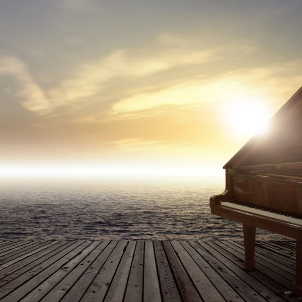 Piano buiten schot op zee — Stockfoto