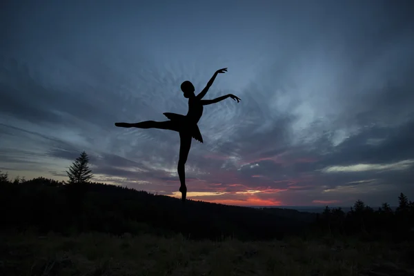 Χορευτής μπαλέτου, θέτοντας κατά το ηλιοβασίλεμα — Φωτογραφία Αρχείου