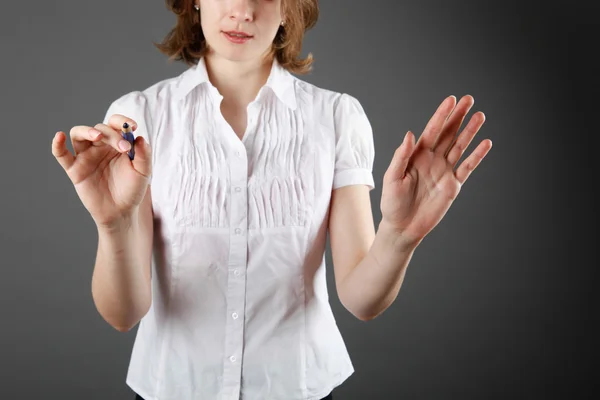 Junge erfolgreiche Geschäftsfrau schreibt mit Feder — Stockfoto