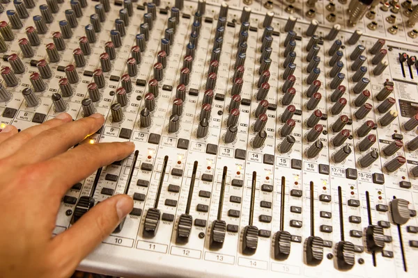 Console de mistura de áudio profissional com faders e botões de ajuste — Fotografia de Stock