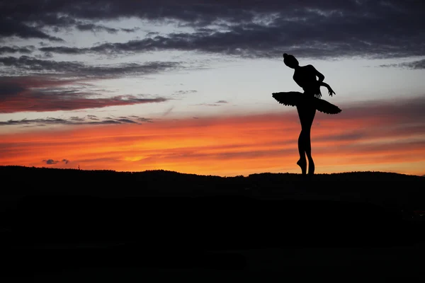 Balletdanseres poseren tijdens de zonsondergang — Stockfoto