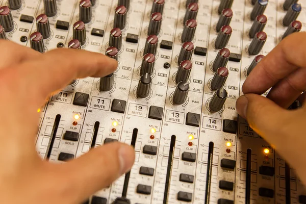 Console de mistura de áudio profissional com faders e botões de ajuste — Fotografia de Stock