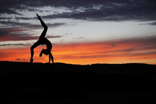 Yoga practicioner during the sunse — Stock Photo, Image