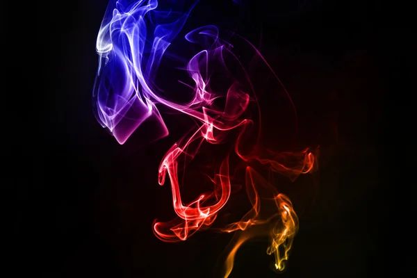 Fumée colorée abstraite sur le fond noir — Photo