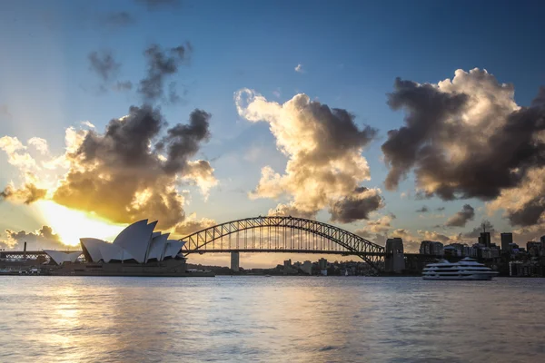 Sydney Harbour med operahus og bro - Stock-foto