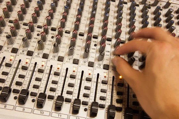 Console de mistura de áudio profissional com faders e botões de ajuste — Fotografia de Stock