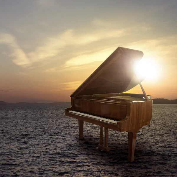 Piano buiten schot op zee — Stockfoto