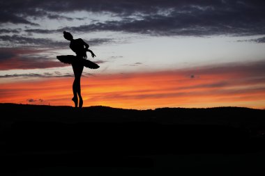 Gün batımı sırasında poz balet