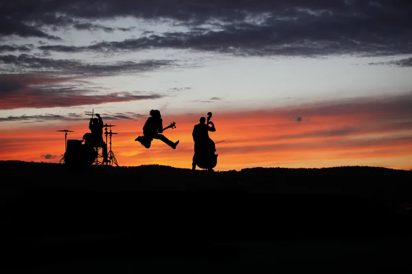 Banda tocando ao vivo durante concerto externo — Fotografia de Stock