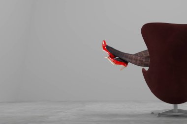 Külotlu çorap giyen kadın bacağı ve yüksek topuklu ayakkabı giyen kadın külotlu çorabı giyen kadın çorabı ve yüksek topuklu çorap giyen kadın.