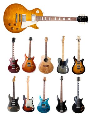 Beyaz arka planda izole edilmiş elektro gitar seti, çeşitli elektrikler