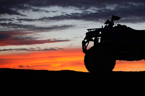 Silueta Atv Quad Bike Atardecer Concepto Exploración Vacaciones Con Silueta — Foto de Stock