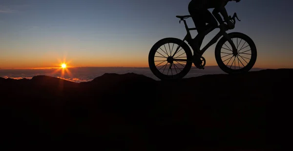 Silueta Cyklisty Kole Při Západu Slunce Mužská Jízda Kole Horách — Stock fotografie