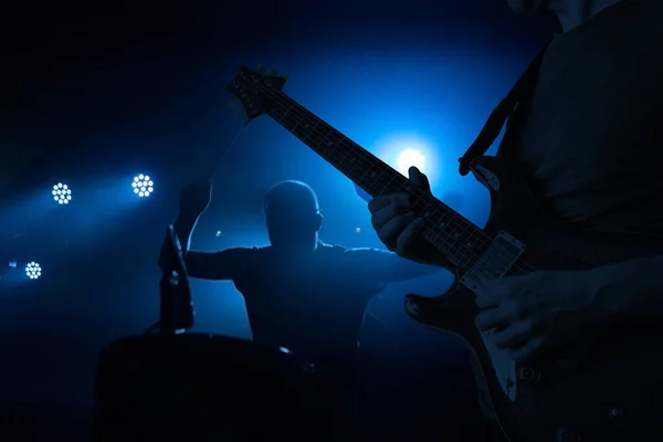 Band Som Uppträder Live Konsert Spelning Gitarrist Och Trummissilhuetter — Stockfoto