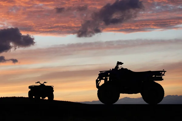 Silueta Atv Nebo Quad Kolo Západu Slunce Rekreační Průzkum Koncept — Stock fotografie