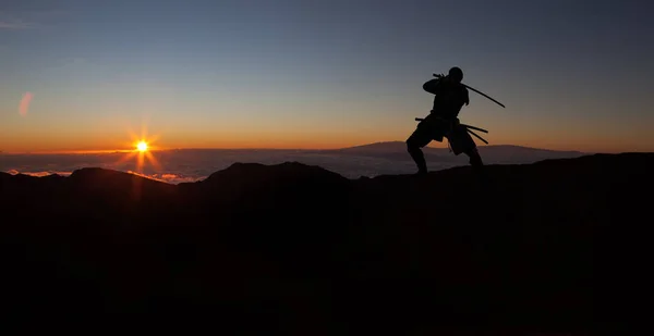 Silhueta Japanesesamurai Com Treinamento Espada Posando Durante Pôr Sol — Fotografia de Stock