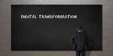 Dijital dönüşüm, iş adamı tahtada ilerleme kaydediyor. İş süreçlerinin dijitalleştirilmesi ve modern teknoloji kavramı.