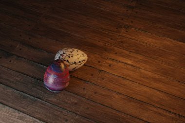 Yüzleri yüzeye çizilmiş kahverengi yumurtalar 