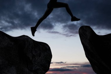 Gün batımında koşmak - fitness konsept çalışma, siluet