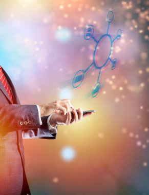 Perakende satış konsepti. Çevrimiçi alışveriş ve müşteri ağı bağlantısı kullanan adam, m-bankacılık 