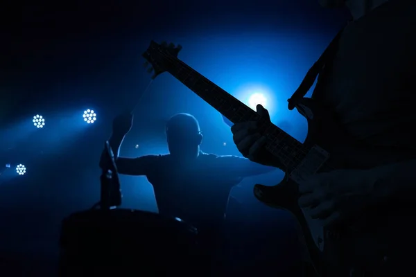 Banda Tocando Vivo Durante Concierto Concierto Siluetas Guitarrista Baterista — Foto de Stock