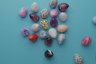 Yüzleri yüzeye çizilmiş kahverengi yumurtalar 