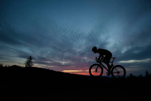 Silueta Cyklisty Kole Při Západu Slunce Mužská Jízda Kole Horách — Stock fotografie