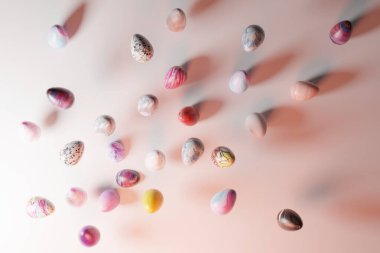 Yüzleri yüzeye çizilmiş kahverengi yumurtalar 