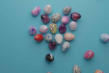 Yüzleri yüzeye çizilmiş kahverengi yumurtalar 