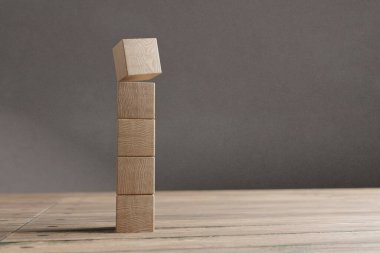 Şekil olarak düzenlenmiş ahşap küp, sembol veya logo oluşturma, iş büyümesi ve yönetim konsepti için modelleme.